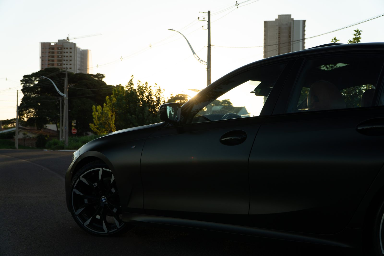BMW com PPF fosco ao pôr do sol