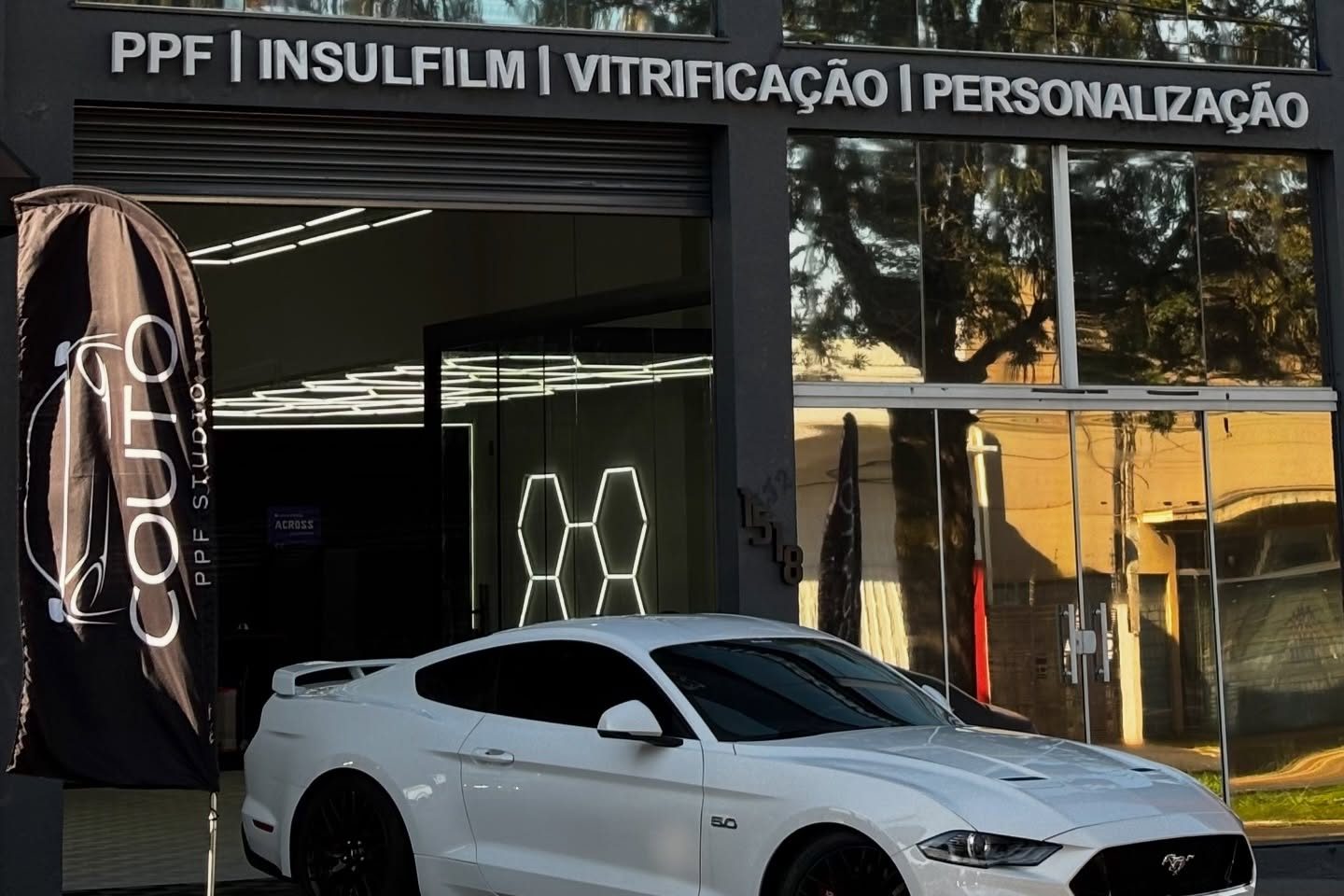 Fachada da Couto PPF Studio com Ford Mustang